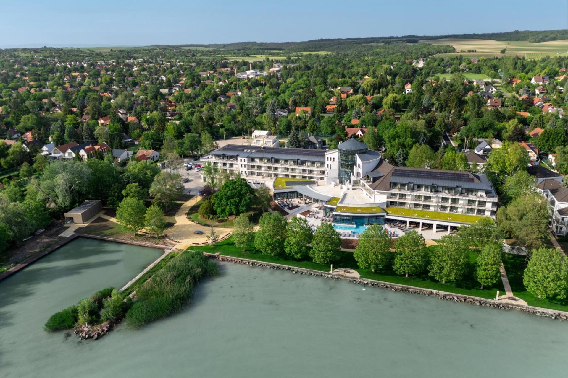 Kenese Bay Garden Resort & Conference Balatonkenese Bagian luar foto