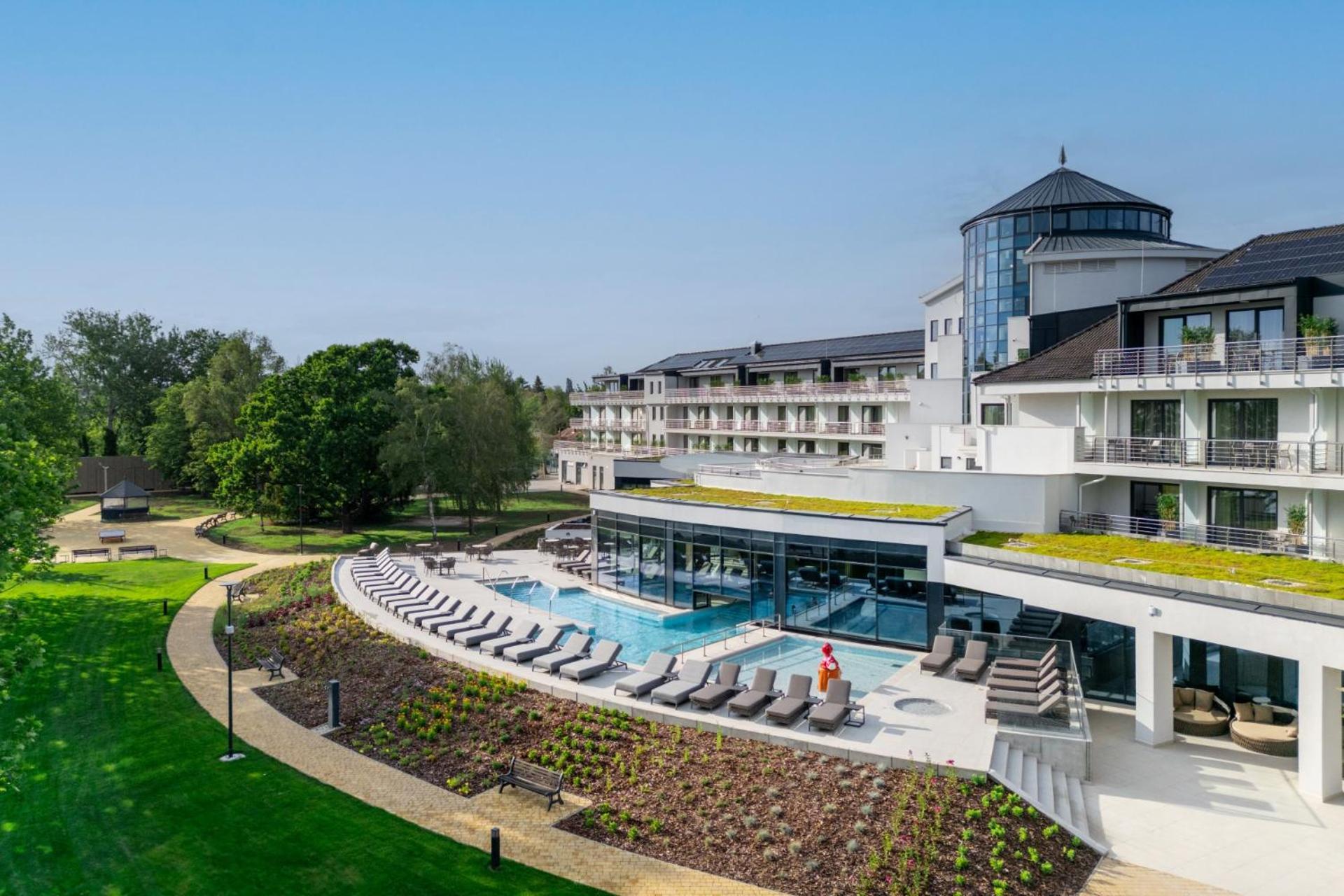 Kenese Bay Garden Resort & Conference Balatonkenese Bagian luar foto