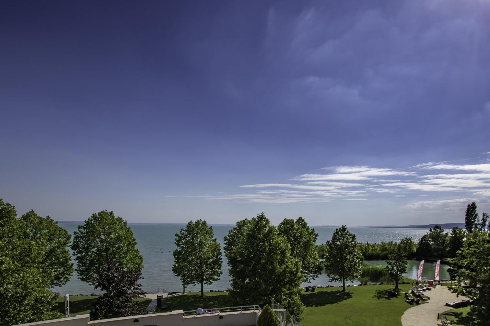 Kenese Bay Garden Resort & Conference Balatonkenese Bagian luar foto