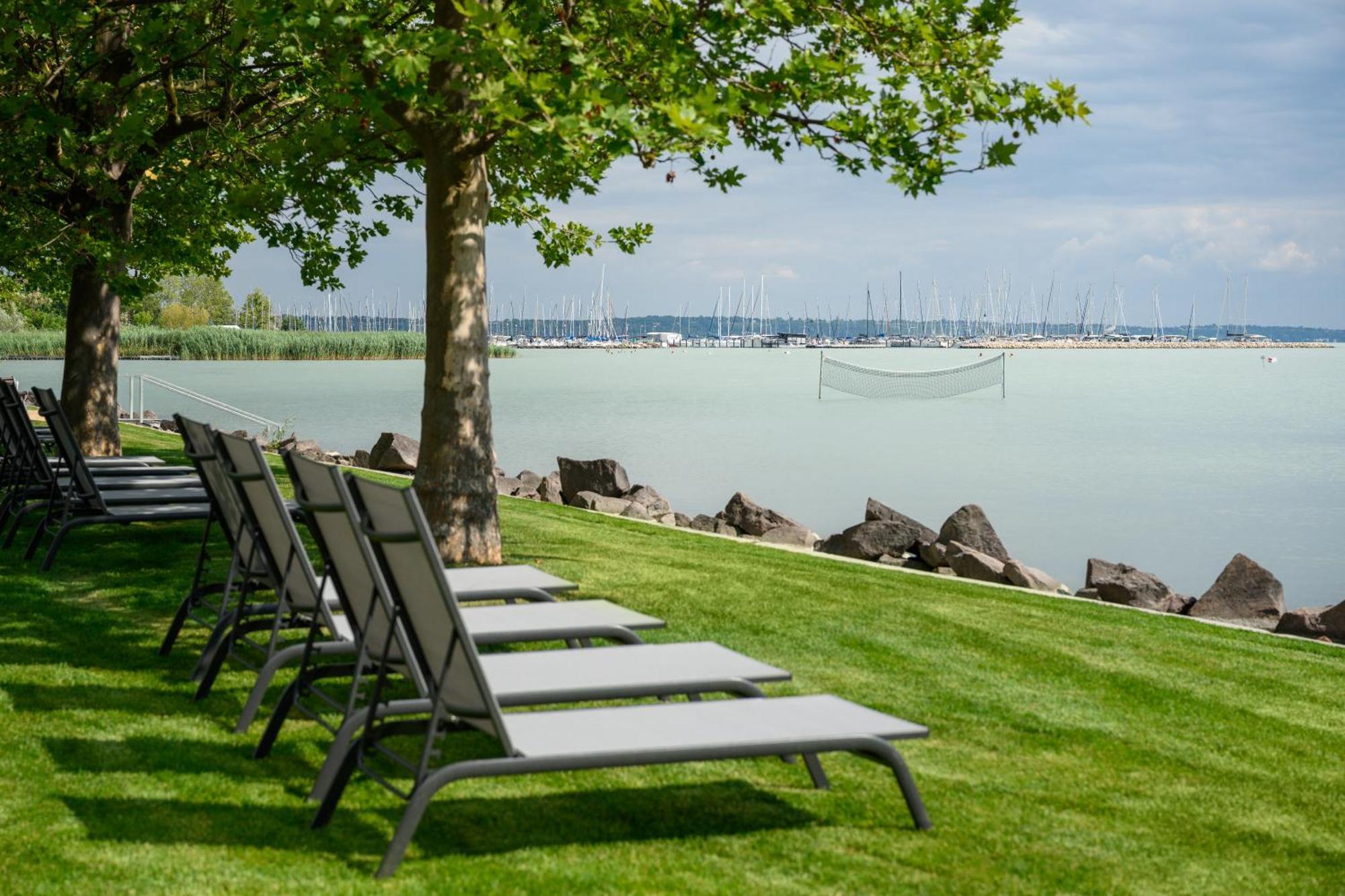 Kenese Bay Garden Resort & Conference Balatonkenese Bagian luar foto