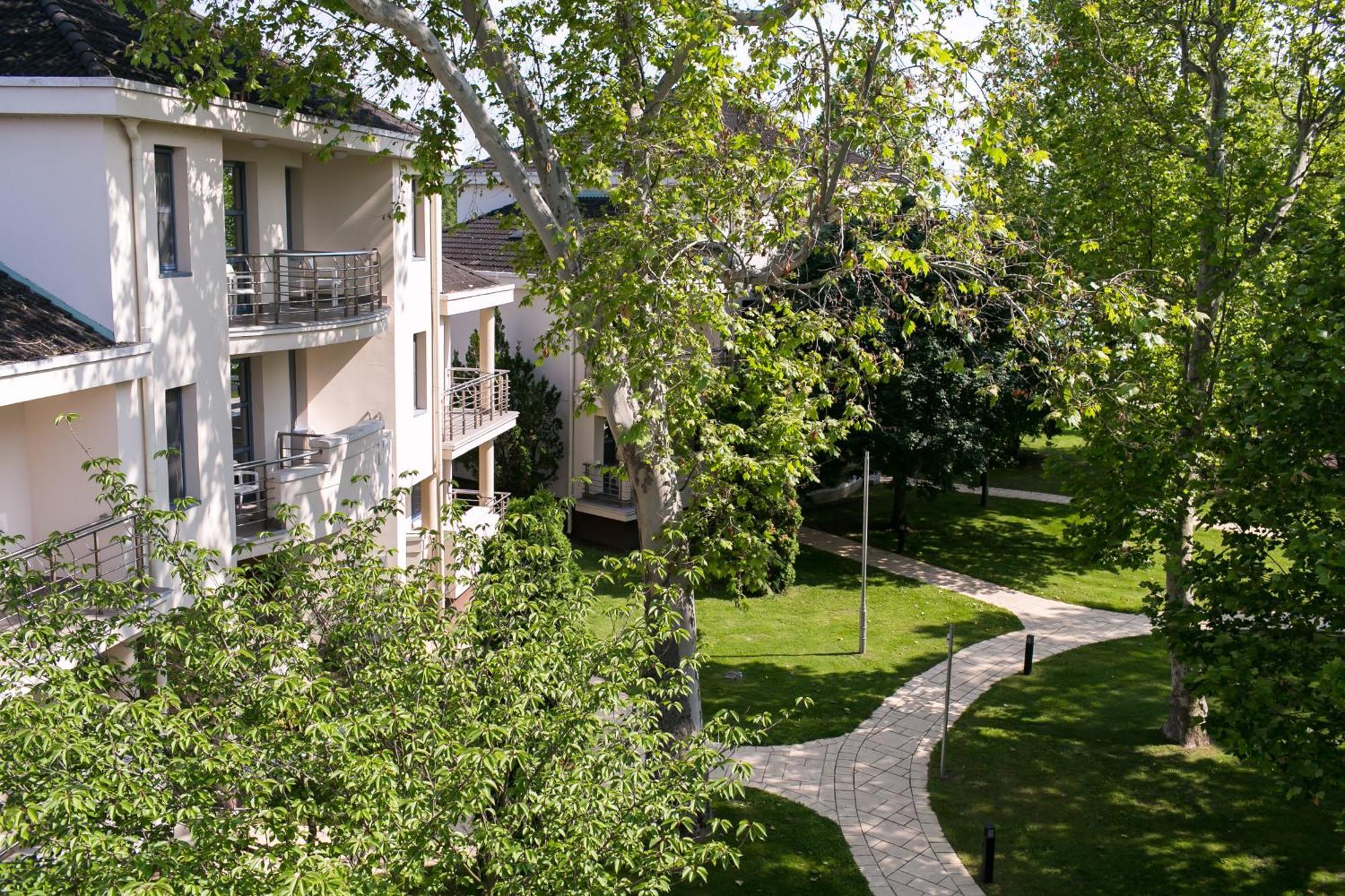 Kenese Bay Garden Resort & Conference Balatonkenese Bagian luar foto